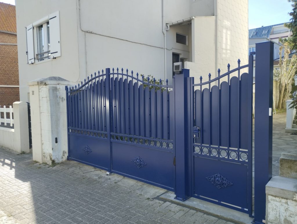 portail battant motorisé et portillon en aluminium bleu