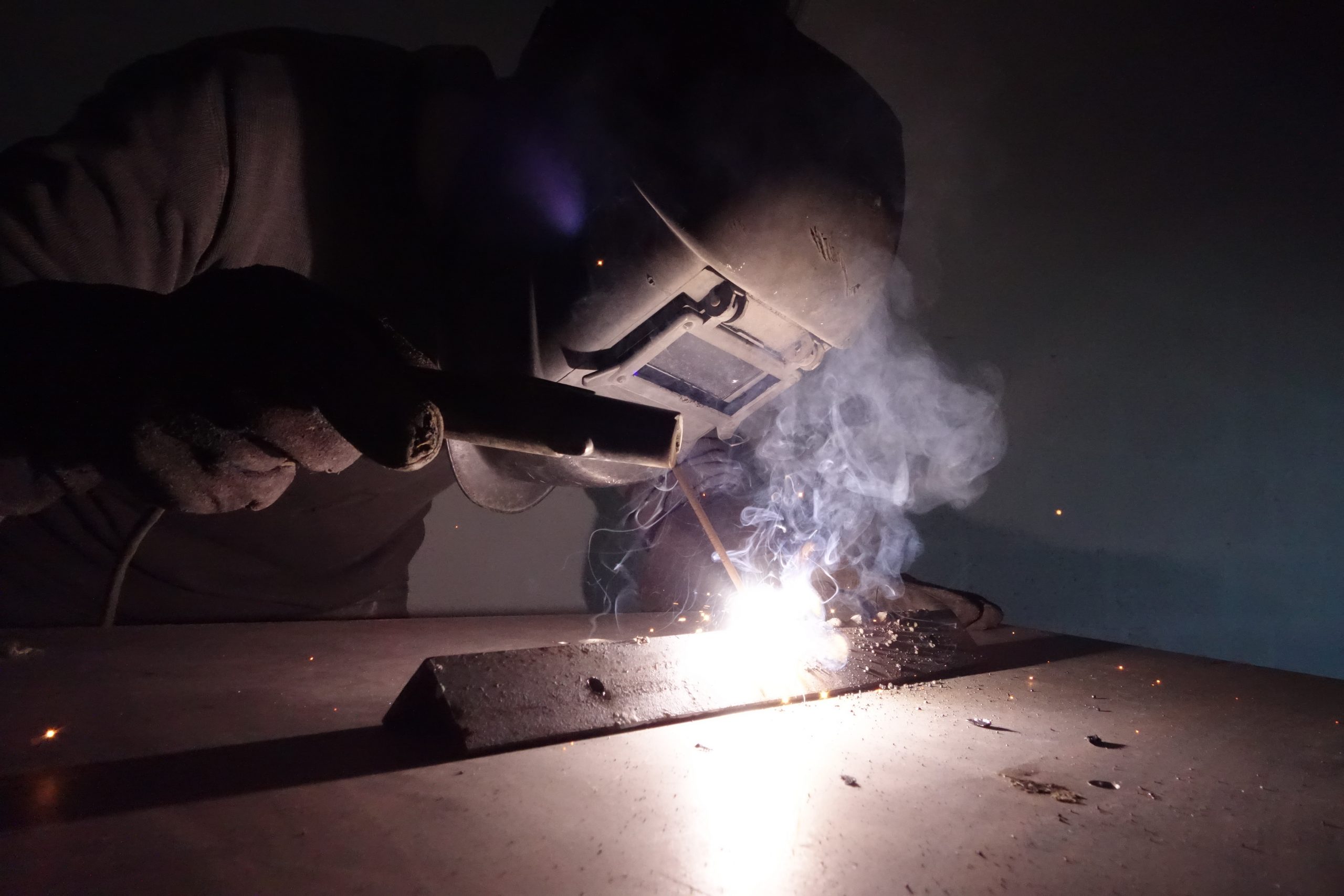 poste à souder en action dans notre atelier de métallerie