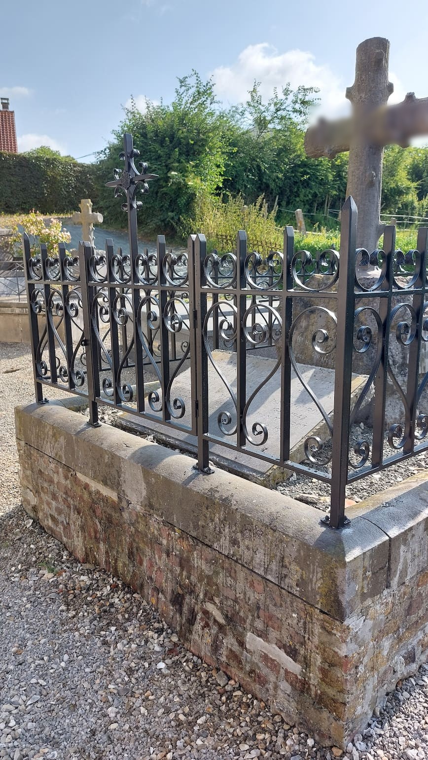 Portillon de tombe en acier thermolaqué noir