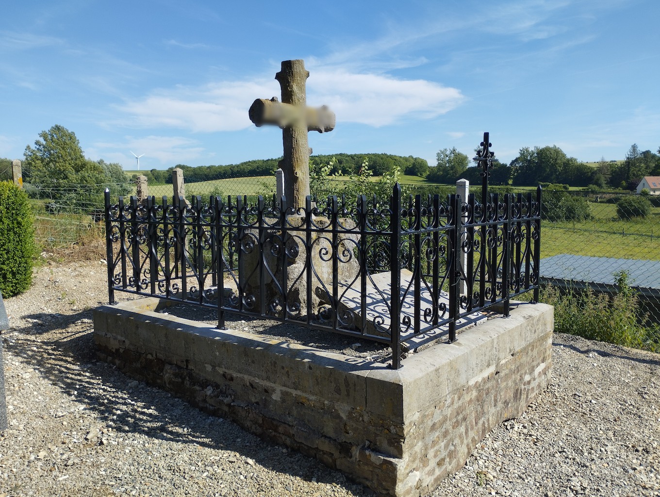 Clôture et portillon de tombe en acier refaits à l'identique